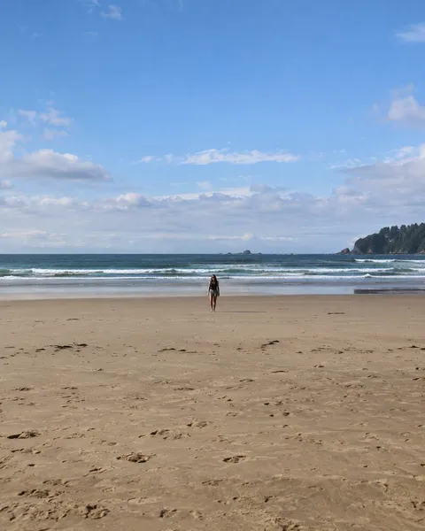 Bad photo: a woman far away on a beach with a tiny face